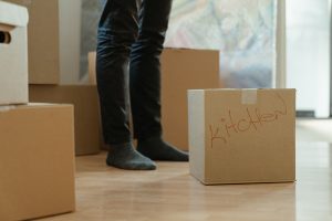 Büyükada’da evden eve nakliyat sırasında paketleme yapan bir ekip