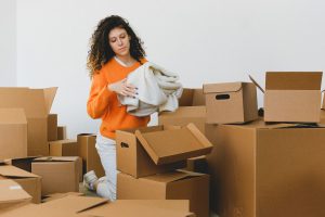 Büyükada’da evden eve nakliyat için paketleme yapan bir ekip