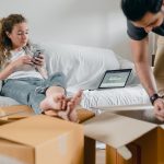 Dijital takip uygulamasıyla paketlerin kontrol edildiği bir nakliyat sahnesi