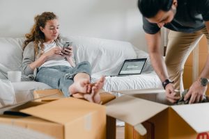 Dijital takip uygulamasıyla paketlerin kontrol edildiği bir nakliyat sahnesi
