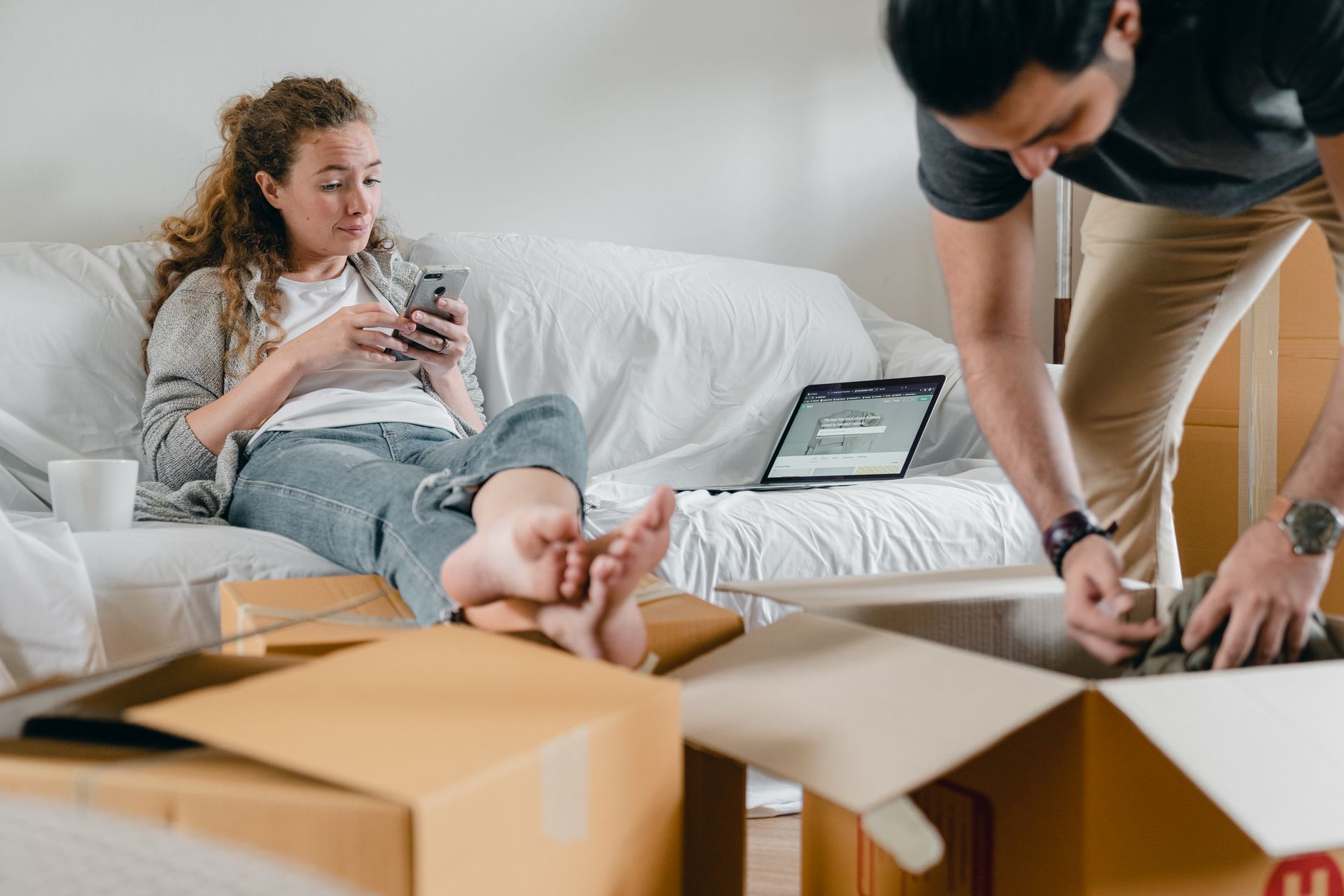 Dijital takip uygulamasıyla paketlerin kontrol edildiği bir nakliyat sahnesi