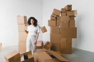 Taşıma sırasında paketlenmiş kutular ve sigorta belgeleri